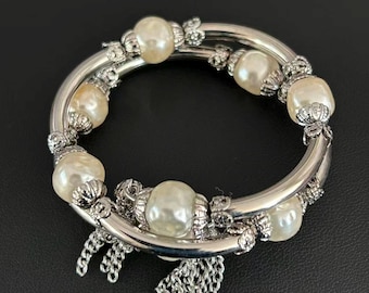 ヴィンテージジュエリー シルバートーン フェイクパール メモリーワイヤーラップブレスレット タッセルチャーム付き