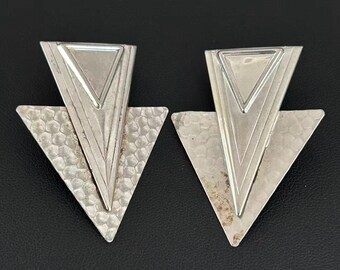 Orecchini pendenti vintage modernisti color argento con doppio triangolo geometrico di grandi dimensioni.
