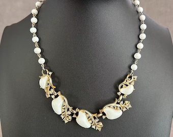 Gargantilla vintage de los años 50 con forma de hoja de lucita blanca y diamantes de imitación en tono dorado.
