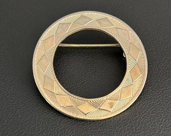 Broche vintage geométrico circular con alfiler redondo grabado en tono dorado