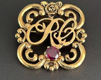 Broche vintage con monograma RB, filigrana dorada, rosa y diamantes de imitación.