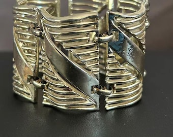 Bracciale vintage con pannelli color oro, stile metà secolo, con polsino largo a coste.