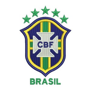 Può includere: Toppa ricamata con lo stemma della Confederazione Brasiliana di Calcio (CBF). Lo stemma è a forma di scudo, con sfondo blu, bordo giallo e stelle verdi in alto. Il testo "BRASIL" è in basso.