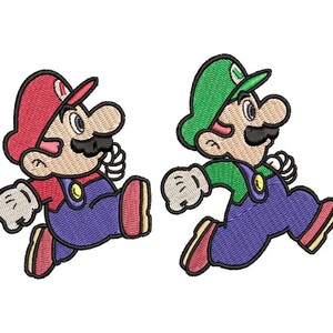 Puede incluir: Parches bordados con Mario y Luigi en pose de carrera. Mario lleva gorro, camisa y zapatos rojos, con un peto azul. Luigi viste gorro y camisa verdes, con un peto azul y zapatos rojos. Ambos tienen bigote negro.