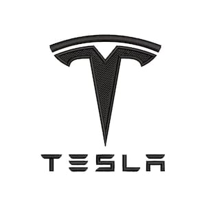 Op de afbeelding: Zwart geborduurd Tesla-logo op een witte achtergrond. Het logo toont een gestileerde 'T'-vorm met een gebogen bovenkant en het woord 'TESLA' eronder in een vetgedrukte, schreefloze letter. Het ontwerp heeft een getextureerde, gestikte uitstraling.