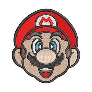 Puede incluir: Parche bordado con la cara de Mario, un popular personaje de videojuegos. El parche tiene un sombrero rojo con un emblema blanco y rojo, ojos azules, un gran bigote y una boca sonriente. El diseño está delineado en negro.
