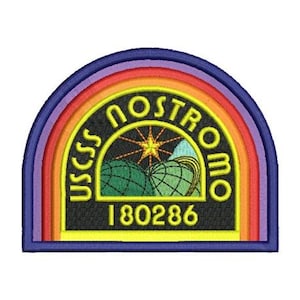 Puede incluir: Parche bordado con el texto "USCSS NOSTROMO" en amarillo, sobre un fondo negro dentro de un arco iris. El diseño incluye dos globos verdes y una estrella, con el número "180286" debajo.