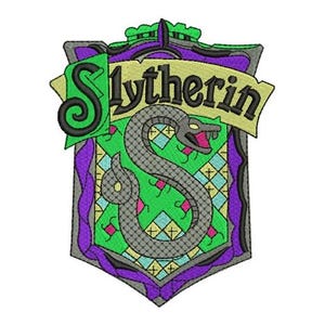 Puede incluir: Escudo bordado de Slytherin con una serpiente gris con lengua roja sobre un fondo verde y amarillo. La palabra "Slytherin" se muestra en una pancarta. El escudo está enmarcado en morado y verde.