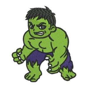 Könnte beinhalten: Gesticktes Design des Comic-Charakters Hulk. Der Hulk ist grün mit schwarzen Haaren und lila Shorts. Er steht in einer kraftvollen Pose mit geballten Fäusten und einem wütenden Gesichtsausdruck.