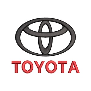 Puede incluir: Logotipo de Toyota bordado en negro y rojo. El logotipo presenta un emblema estilizado sobre la palabra "TOYOTA" en negrita, en rojo. El diseño está sobre un fondo blanco.