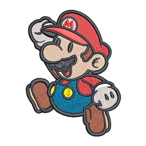 Puede incluir: Parche bordado con un personaje de dibujos animados en posición de salto. El personaje tiene un sombrero rojo con una "M" blanca, un bigote marrón y un peto azul. El parche está delineado en negro.