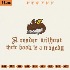 Op de afbeelding: Geborduurd ontwerp met een bruine draak die op een open boek rust, met gele vleugelaccenten. De tekst luidt: "Een lezer zonder zijn boek is een tragedie." In maten van 10,16 tot 22,86 cm.