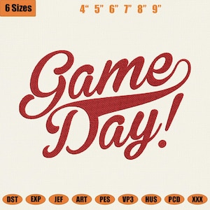 Könnte beinhalten: Rotes gesticktes "Game Day!"-Design. Enthält Größen von 10,16 cm bis 22,86 cm. Das Design wird auf einem cremefarbenen Stoff angezeigt. Enthält verschiedene Dateiformate wie DST, EXP, JEF, ART, PES, VP3, HUS, PCD und XXX.