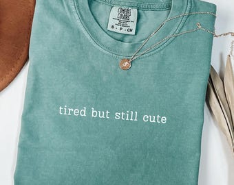 T-Shirt für müde Frauen, Humorvolles Burnout-Shirt, Geschenkidee für erschöpfte Frauen, Minimalistisches Zitat zum Wiedererkennen, Wohlfühlfarben