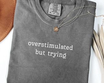 Komfortfarben überreizt, aber versuchen, Shirt, minimales Zitat T-Shirt, sanftes Oberteil für psychische Gesundheit, gemütliche Lifestyle-Abnutzung