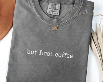 Komfortfarben, aber erstes Kaffee-Shirt, Minimalistisches Kaffee-Sweatshirt, lustiges Kaffee-Liebhaber-T-Stück, nettes Geschenk für Koffein-Süchtige