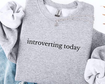 Felpa "Introverting Today", divertente maglione per introversi, comoda felpa per la salute mentale, maglietta antisociale, maglietta regalo con citazione minimalista