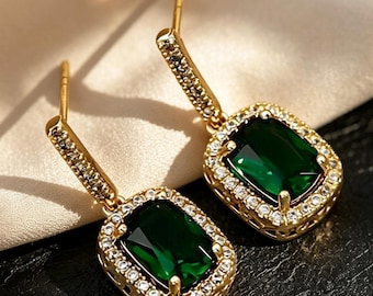 Smaragdgroene hangende oorbellen, gouden oorbellen met hangertjes, vintage stijl kristallen oorbellen, elegante minimalistische sieraden, cadeau voor haar