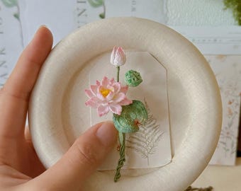 Lotusbloembroche, handgemaakt gehaakt bloemaccessoire, elegant en natuurlijk botanisch ontwerp, damescadeau, cadeau voor haar, Moederdagcadeau, op maat gemaakt, op bestelling.