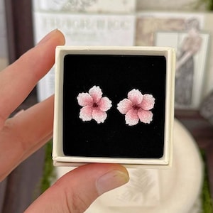 Ręcznie robione na drutach, precyzyjnie szydełkowane kolczyki z motywem kwiatu wiśni. Motyw kwiatu wiśni, kolczyki z motywem kwiatowym, różowe, dodatek kwiatowy, prezent na wiosnę, ręcznie robione, na zamówienie.