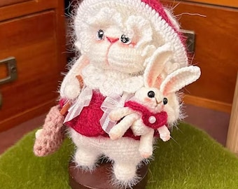 Colgante para bolso con forma de conejo tejido a mano. Conejo de ganchillo con ropa y gorro desmontables. Aproximadamente 10 cm de alto. Hecho con hilo y relleno de algodón. Un regalo artesanal perfecto.