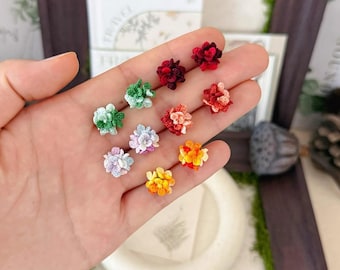 Handgemaakte micro-gehaakte bloemoorstekers, kleine bloemoorstekers van kantdraad, kleurrijke mini-bloemoorstekers, schattige botanische sieraden
