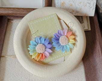 Kleurrijke gehaakte zonnebloemoorbellen en broche, handgemaakte bloemenjuwelen, regenboog madeliefjesbroche, gebreide bloemoorbellen, leuk cadeau voor haar