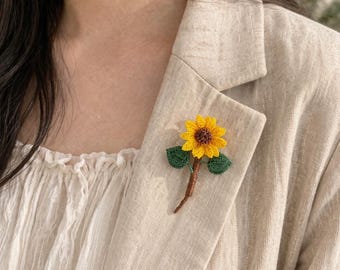 Handgebreide, fijn gehaakte zonnebloembroche, zonnebloemmotief, bloemenbroche, handgemaakte speld, cadeau, naturel.
