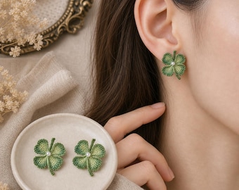 Handgemaakte sieraden met klavertje vier, handgemaakte gehaakte oorbellen met klavertje vier, handgemaakte sieraden, lenteaccessoires, schattige cadeautjes in Japanse stijl, cadeaus voor vriendinnen, Moederdagcadeaus, op maat gemaakt, op bestelling gemaakt.