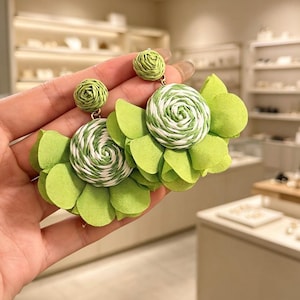 Handgjorda gröna vävda blomsterörhängen, iögonfallande örhängen i bomullslinnetyg, lätta blommiga hängande örhängen, bohemiska smycken i present