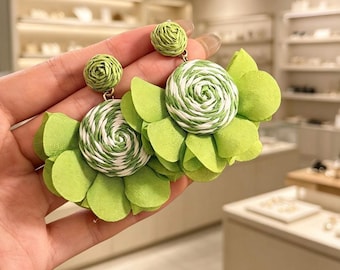 Handgemaakte groene geweven bloemoorstekers, statement oorbellen van katoen en linnen, lichtgewicht bloemoorbellen, boho sieraden cadeau