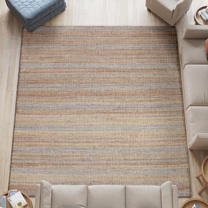 Könnte beinhalten: Ein Set aus drei Keramikbechern mit gesprenkelter, matter Oberfläche. Die Becher sind in Creme-, Hellgrau- und Dunkelgrautönen gehalten. Jeder Becher hat ein schlichtes, minimalistisches Design und einen abgerundeten Henkel.