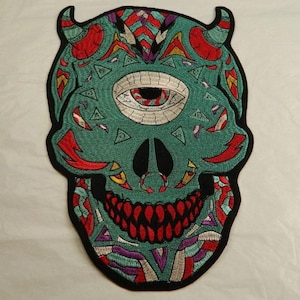 Peut inclure: Une tasse en céramique blanche avec une anse noire et le texte "But First, Coffee" en noir, en gras. La tasse est posée sur une surface blanche.