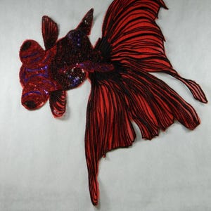 Puede incluir: Un juego de tres tazas de cerámica con un acabado moteado y mate. Las tazas son en tonos crema, gris claro y gris oscuro. Cada taza tiene un diseño simple y minimalista, perfecto para café o té.