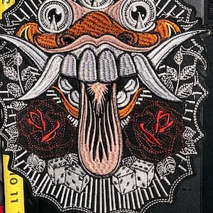 Opstrijkbare alienpatch: pauwenveerontwerp - geborduurd detail