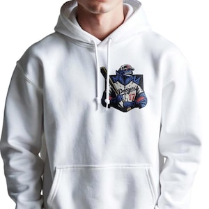 Può includere: Felpa con cappuccio bianca con tasca frontale e coulisse. Presenta una toppa ricamata colorata di un giocatore di baseball con la scritta "Dodgers" e il numero "17".