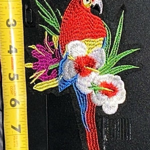 Naszywka haftowana z papugą: Jaskrawy tropikalny wzór – materiał do prasowania