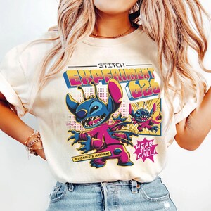 Puede incluir: Camiseta color crema con un gr&aacute;fico de Stitch de Lilo & Stitch. El dise&ntilde;o incluye el texto "STITCH EXPERIMENT 626" y "A COMPLETE MAYHEM!" en un estilo retro colorido. Tambi&eacute;n hay un gr&aacute;fico m&aacute;s peque&ntilde;o de Stitch.