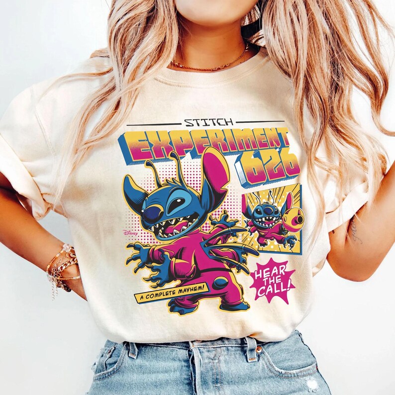Puede incluir: Camiseta color crema con un gr&aacute;fico de Stitch de Lilo & Stitch. El dise&ntilde;o incluye el texto "STITCH EXPERIMENT 626" y "A COMPLETE MAYHEM!" en un estilo retro colorido. Tambi&eacute;n hay un gr&aacute;fico m&aacute;s peque&ntilde;o de Stitch.