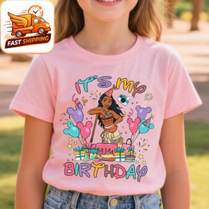 K&ouml;nnte beinhalten: Rosafarbenes T-Shirt mit kurzen &Auml;rmeln und einer Cartoon-Illustration zum Thema Geburtstag. Das Design enth&auml;lt den Text "It's my Birthday", bunte Luftballons, Geschenke und eine Torte.