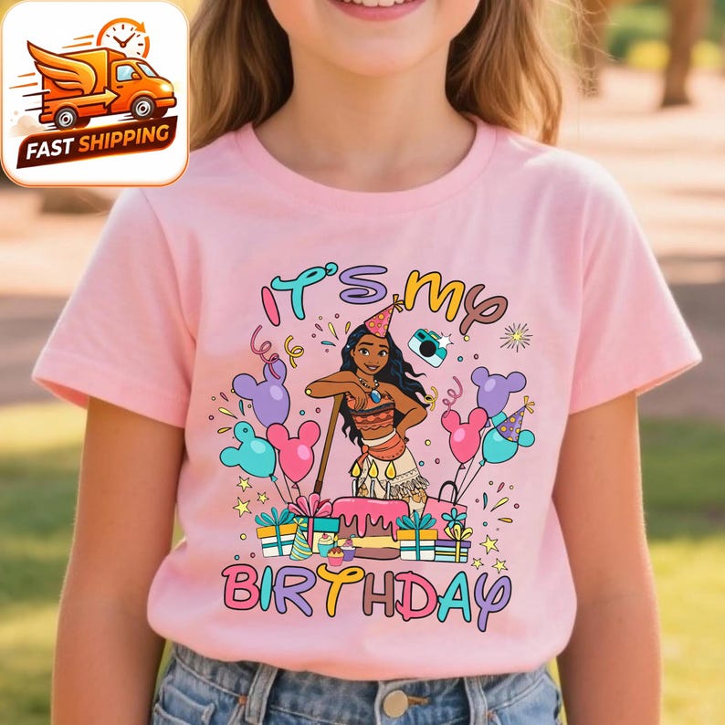 K&ouml;nnte beinhalten: Rosafarbenes T-Shirt mit kurzen &Auml;rmeln und einer Cartoon-Illustration zum Thema Geburtstag. Das Design enth&auml;lt den Text "It's my Birthday", bunte Luftballons, Geschenke und eine Torte.