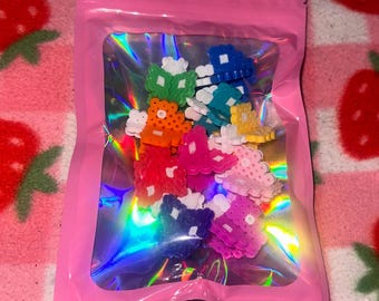 Pacote de mini cogumelos 3D feitos com peças Perler.