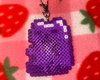 Chaveiro de ursinho de goma roxo feito com contas Perler