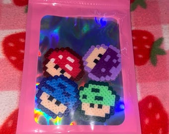 Pacote de miniaturas de cogumelos do Super Mario feitas com peças Perler.