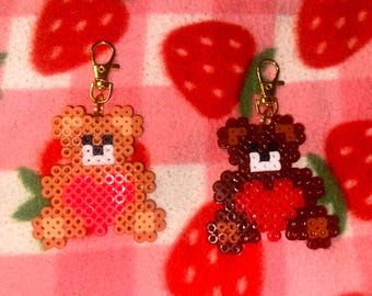 Chaveiros combinando de ursinho de pelúcia feitos com contas Perler