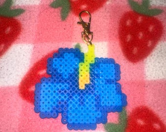 Chaveiro de flores de hibisco azul em Perler