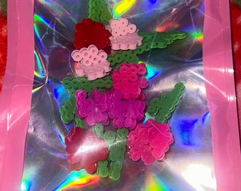 Pacote de mini flores 3D feitas com contas Perler.