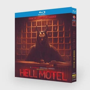 Może przedstawiać: Pudełko Blu-ray z serialu grozy "Hell Motel". Okładka przedstawia demoniczną postać z rogami i ciemnym płaszczem. Tytuł jest w czerwonych neonowych literach. Pudełko jest niebieskie u góry i ma logo Blu-ray Disc.