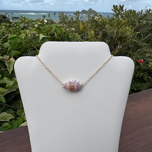 以下が含まれることがあります： 斑点のあるマット仕上げのセラミックマグカップ3個セット。マグカップはクリーム色、ライトグレー、ダークグレーの3色。各マグカップはシンプルでミニマリストなデザインです。