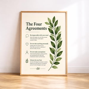 Puede incluir: Un póster enmarcado con el texto "The Four Agreements" en fuente serif. El póster incluye cuatro principios con iconos y texto, y un diseño de hojas verdes al estilo acuarela. El marco es de color marrón claro.
